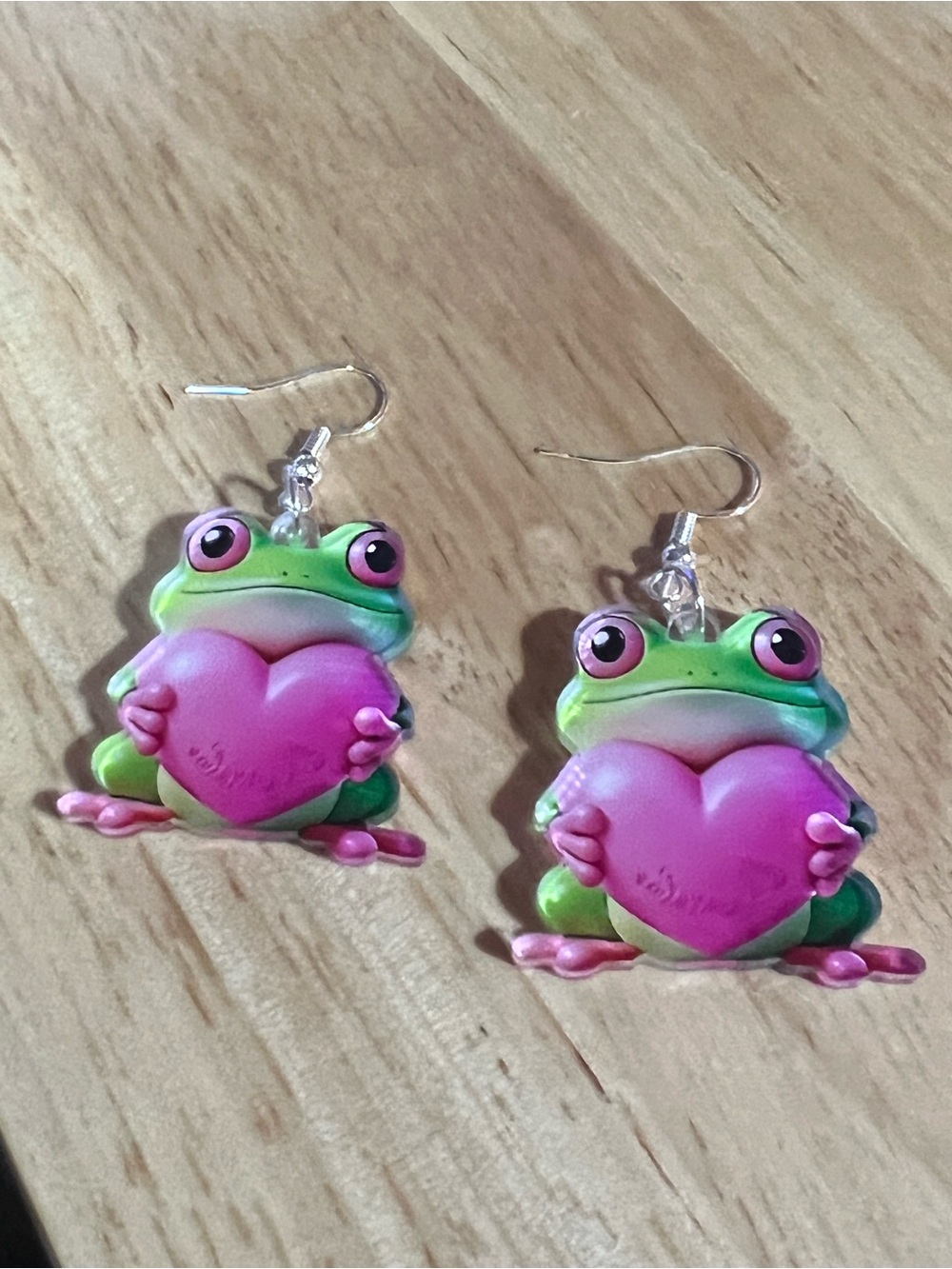 Cute Green Frog Earrings Holding Pink Hearts E69 - Picture 1 of 4